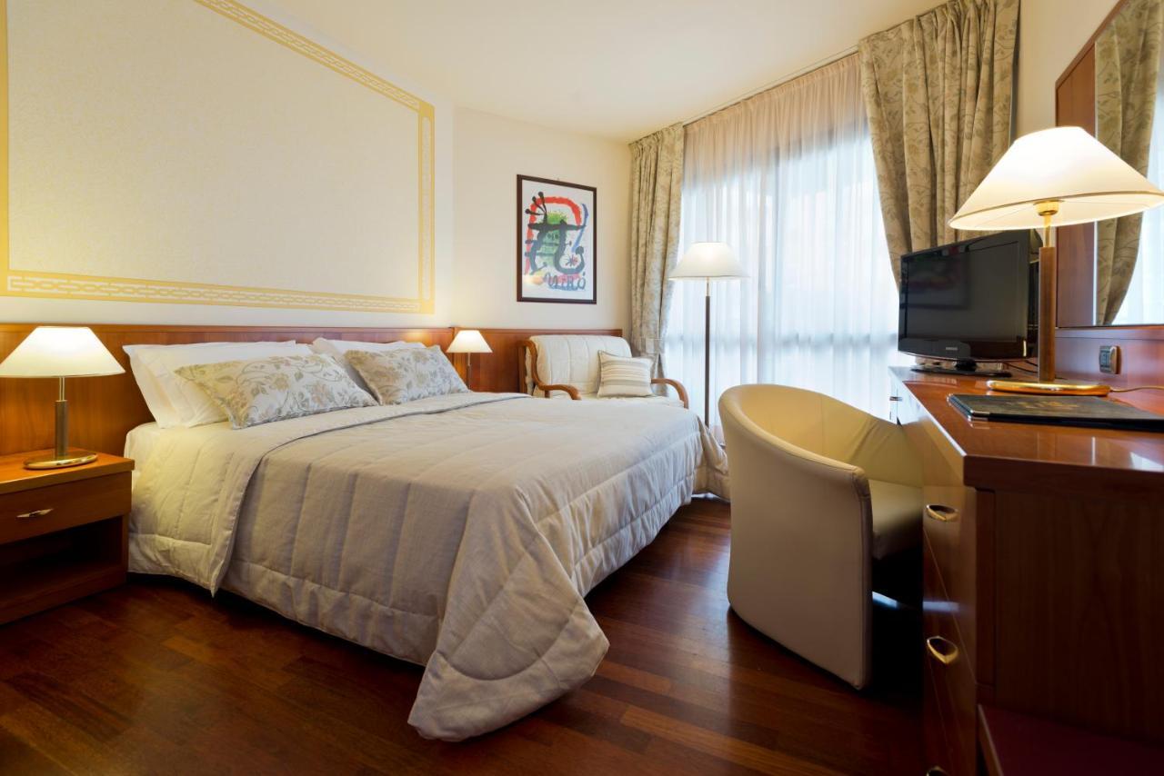 Savoy Beach Hotel & Thermal Spa Bibione Exterior foto A room at the hotel