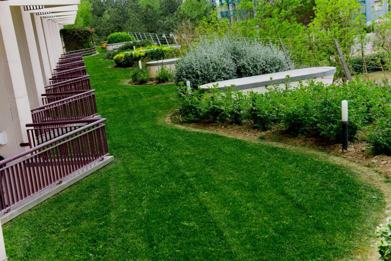 Savoy Beach Hotel & Thermal Spa Bibione Exterior foto A lawn