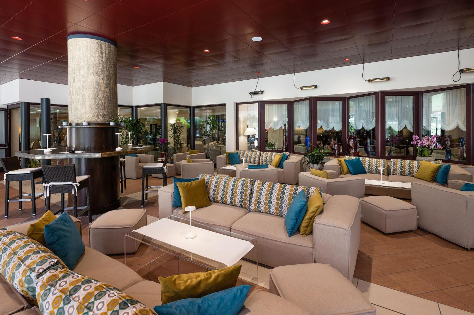 Savoy Beach Hotel & Thermal Spa Bibione Exterior foto The lounge at the airport