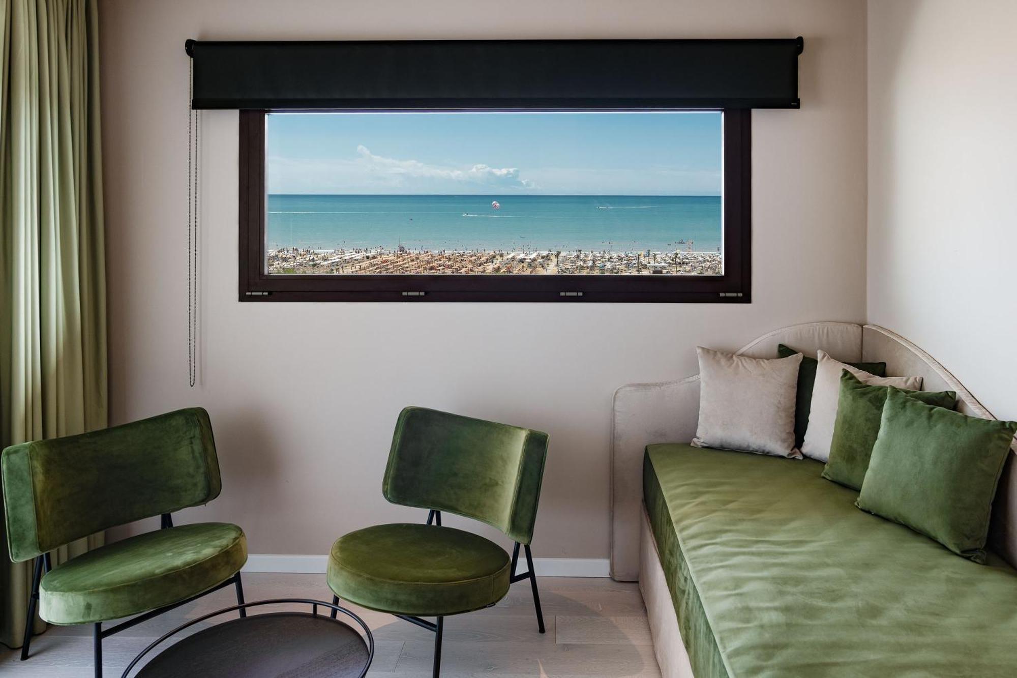 Savoy Beach Hotel & Thermal Spa Bibione Exterior foto A window with a view of the sea