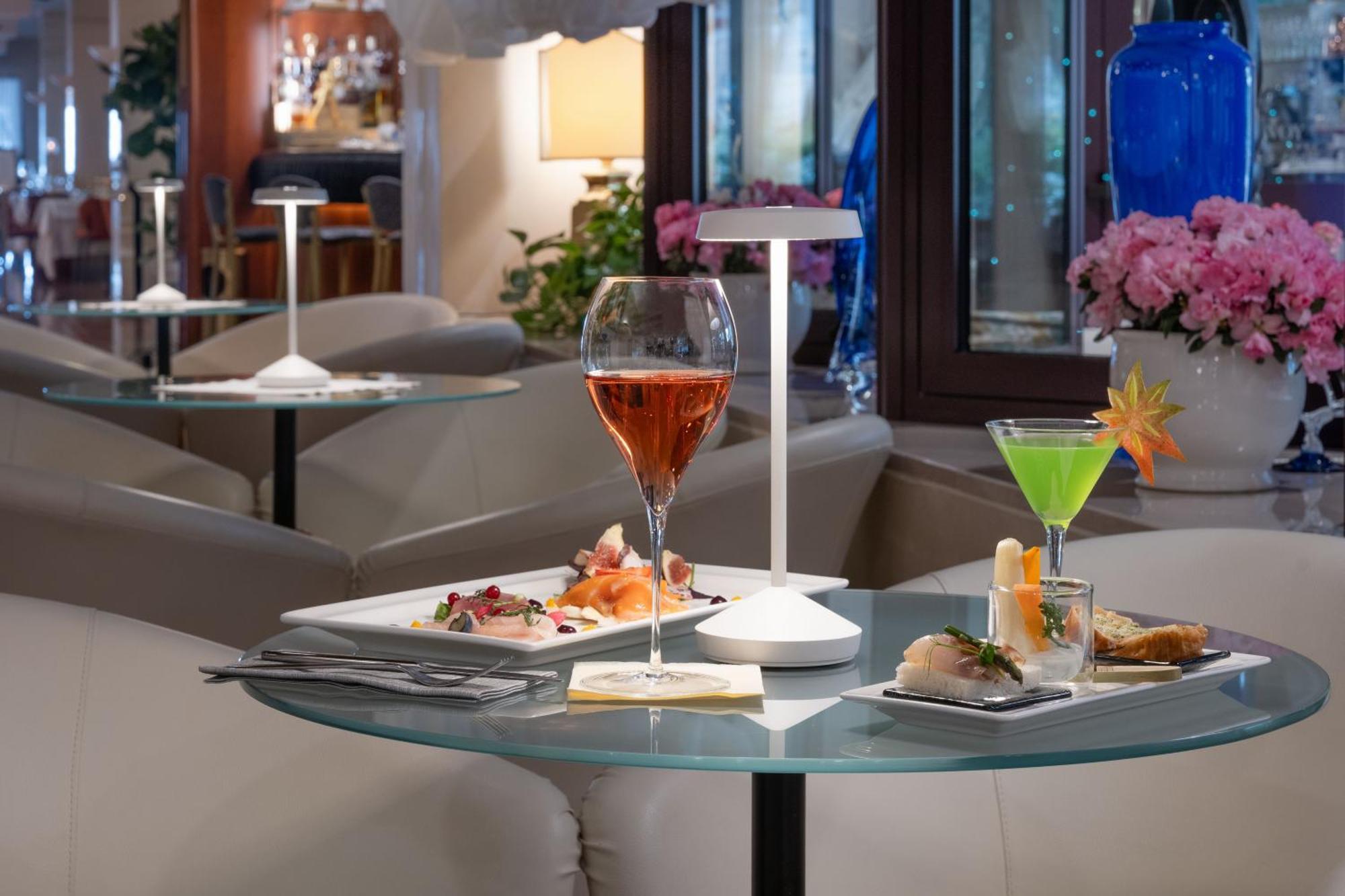 Savoy Beach Hotel & Thermal Spa Bibione Exterior foto A glass table