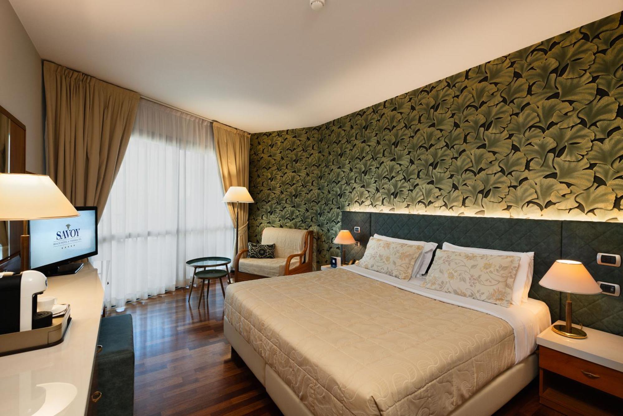 Savoy Beach Hotel & Thermal Spa Bibione Exterior foto A room at the hotel