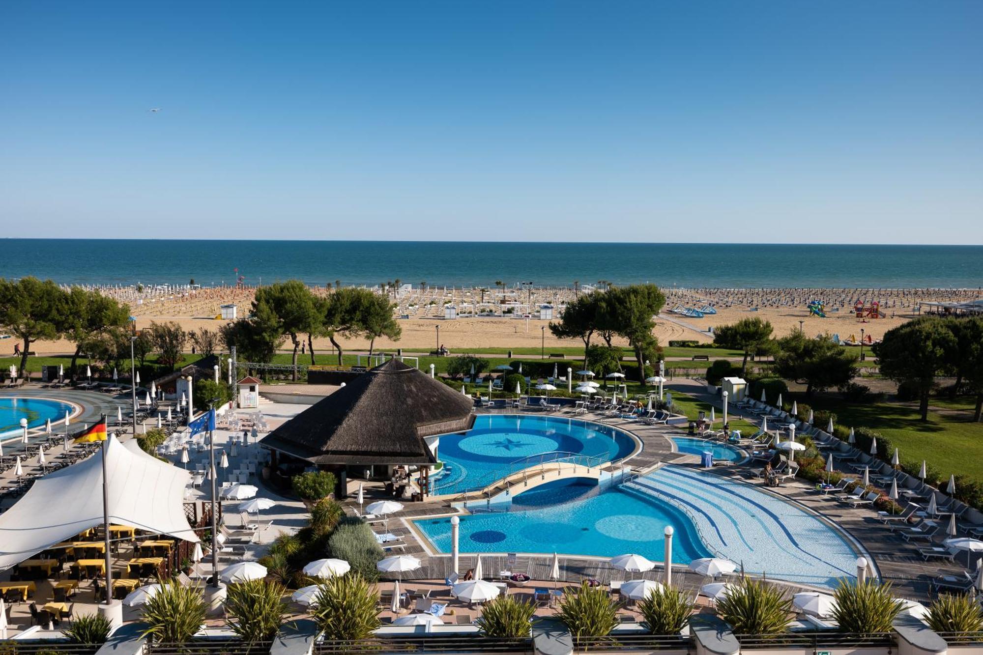 Savoy Beach Hotel & Thermal Spa Bibione Exterior foto A view of the beach at the resort